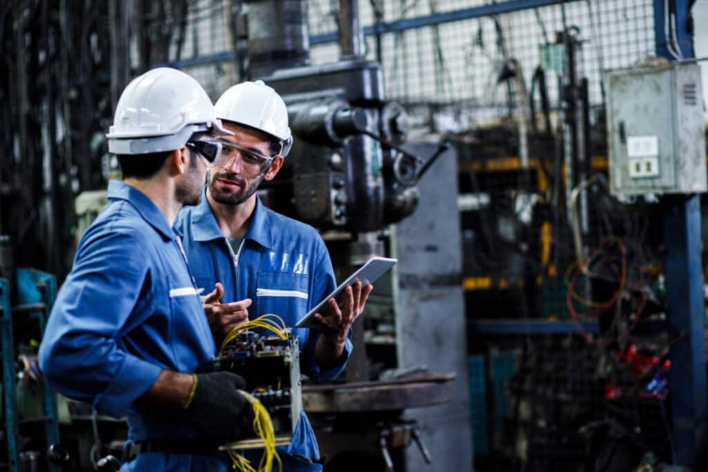 deux hommes dans une usine industrielle