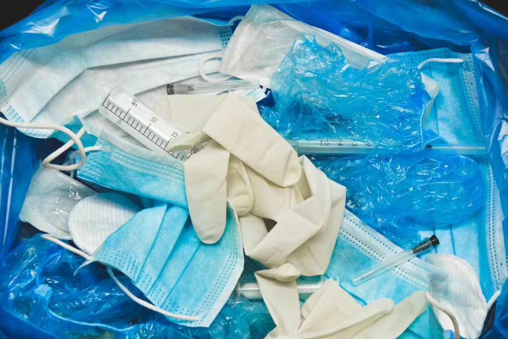 poubelle remplie de déchets médicaux