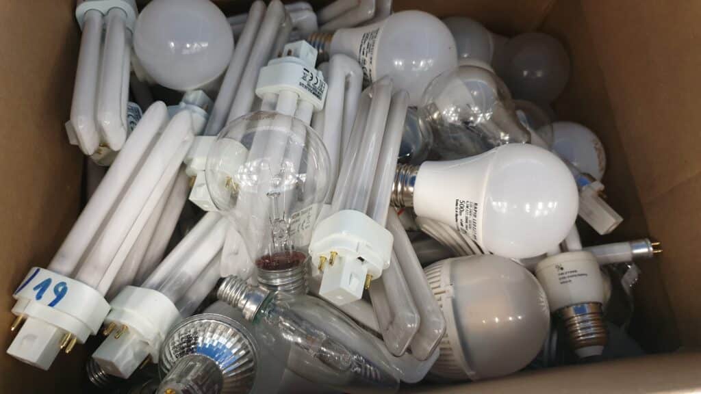tas d'ampoules à recycler