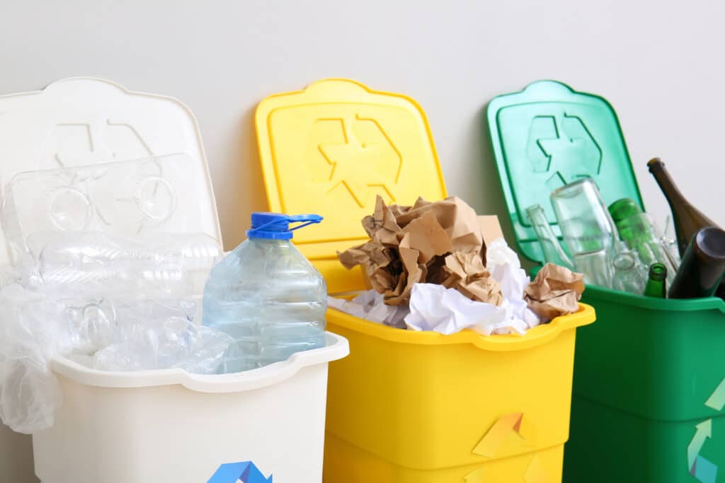 Poubelles de tri plastique papier carton et verres