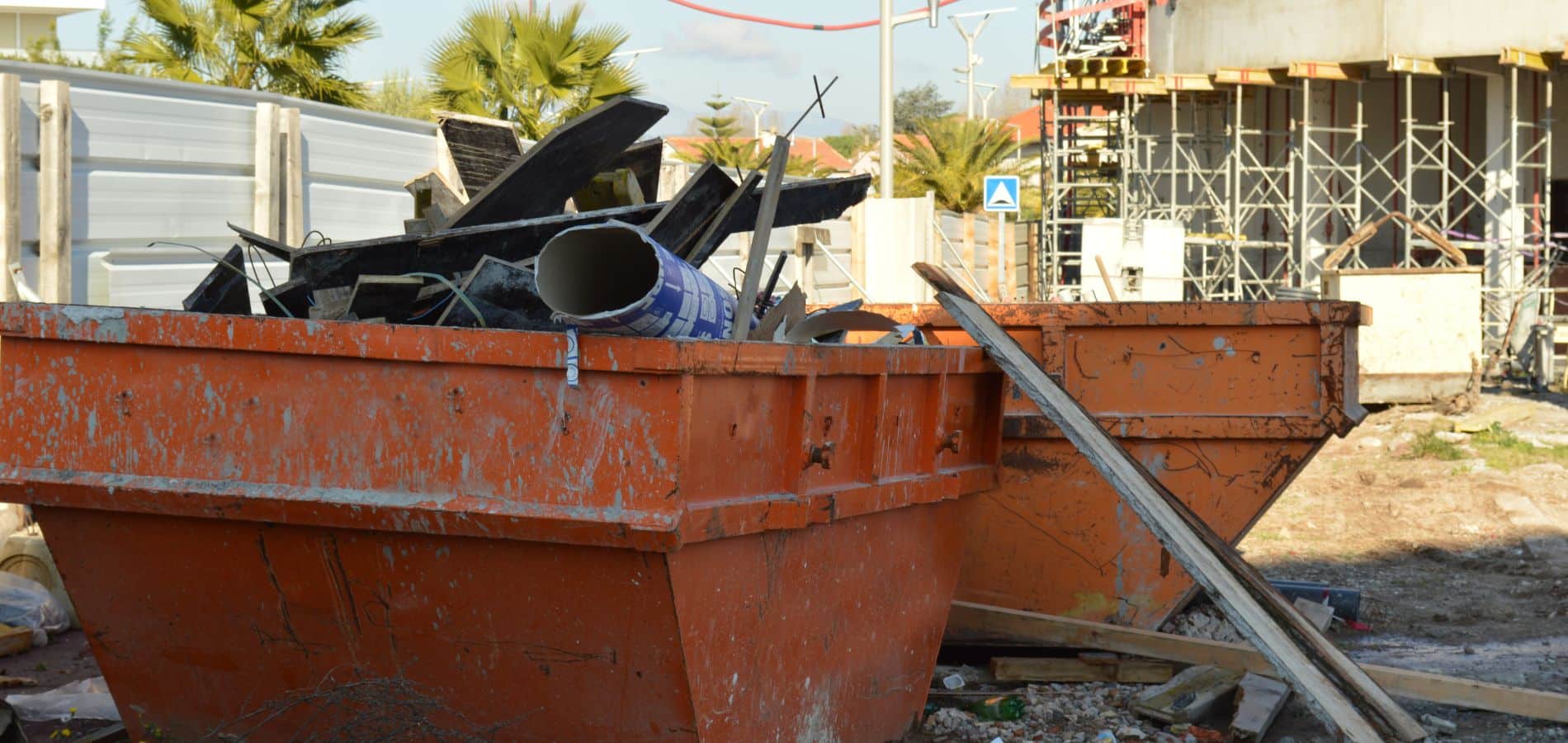 benne remplie de déchets de chantier