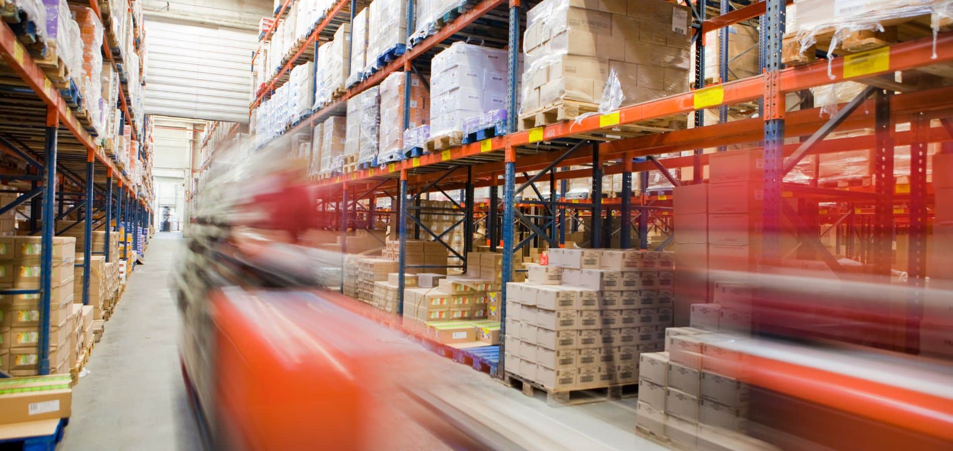entrepôt avec des emballages cartons, plastiques, palettes