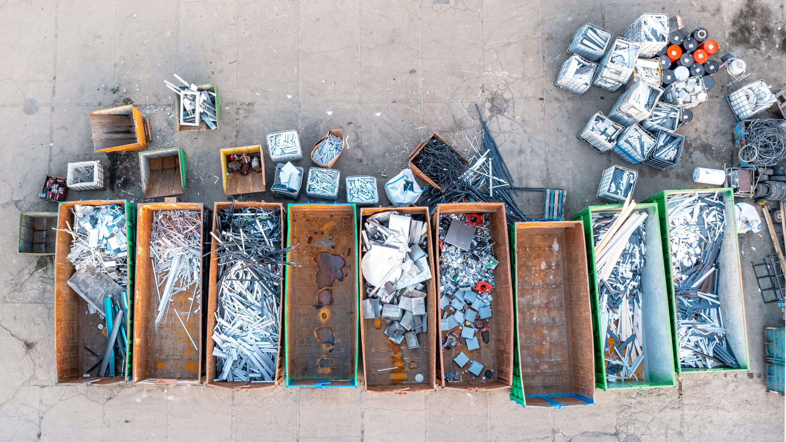 vue du ciel bennes remplie de déchets en métal