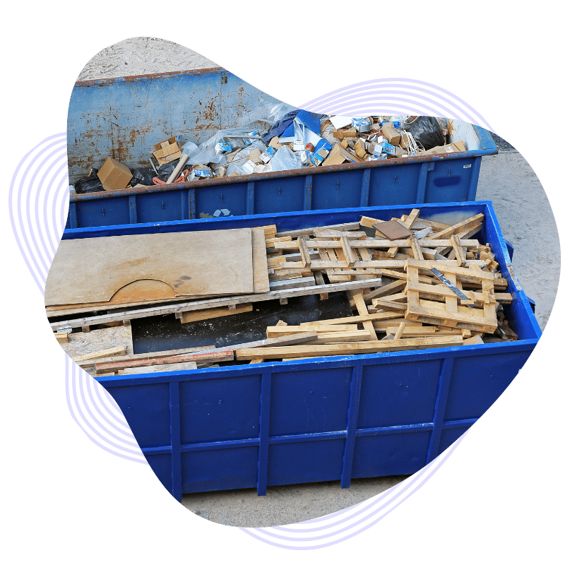 bennes bleues remplies de bois de palette et de déchets mélangés DIB