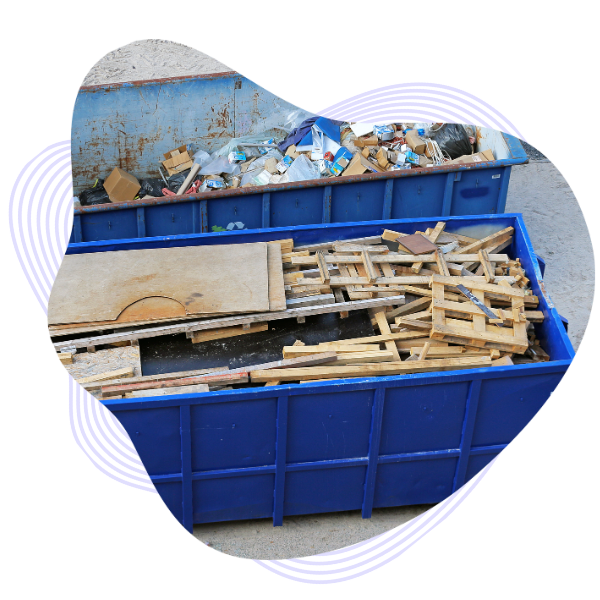bennes bleues remplies de bois de palette et de déchets mélangés DIB