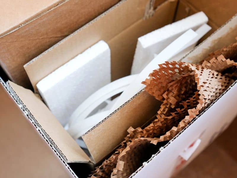carton remplie de polystyrène et de papier kraft
