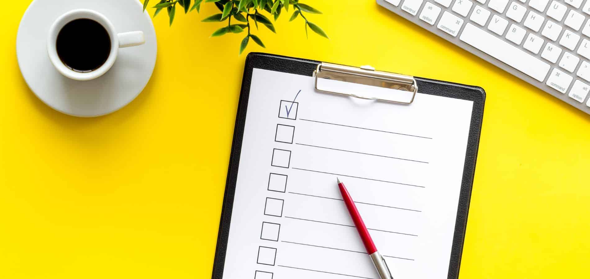 check liste sur fond jaune