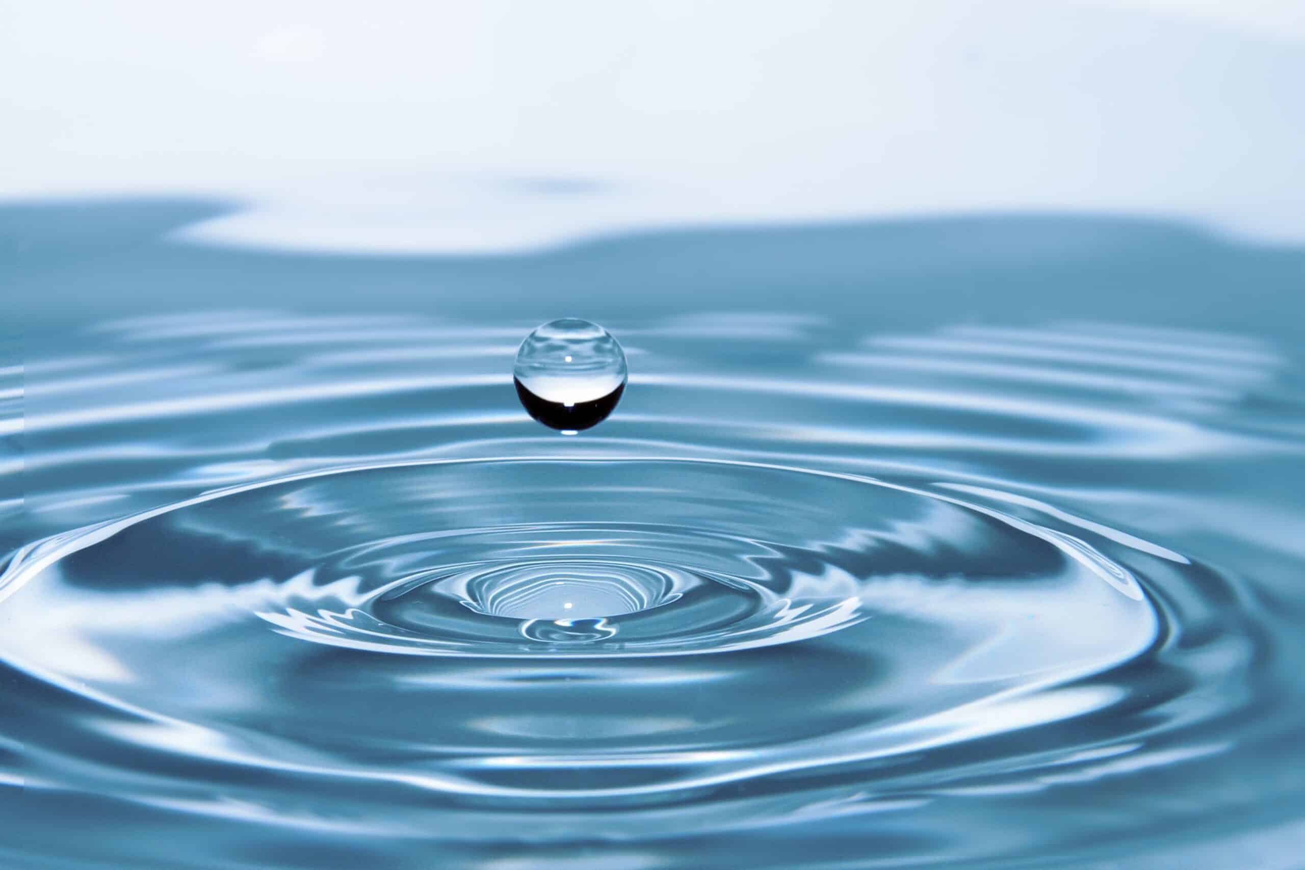 goutte dans une eau usée