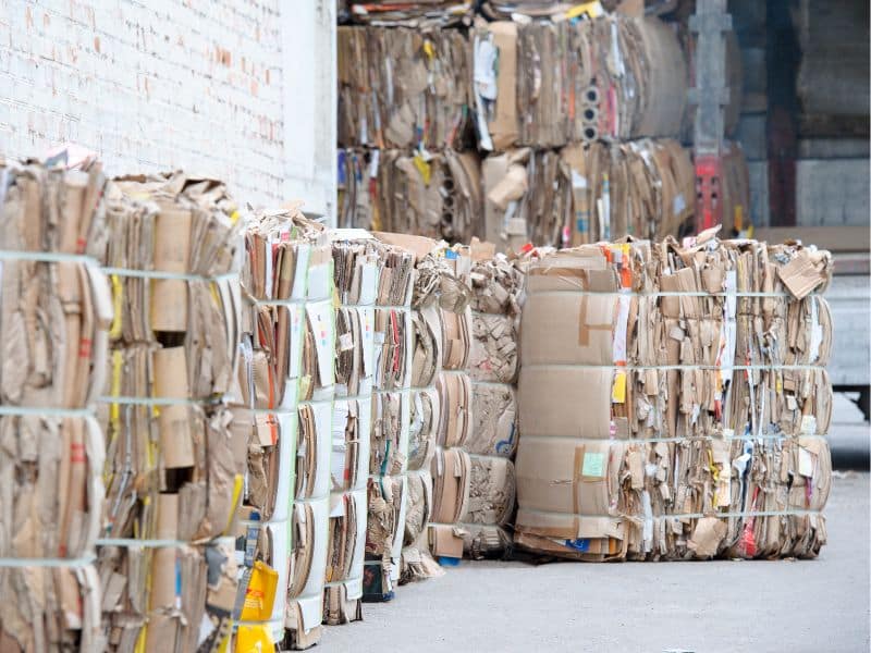 des blocs de cartons dans un centre de tri
