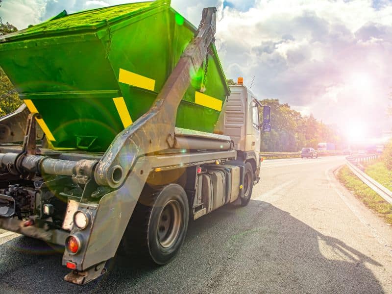 un camion benne sur une route